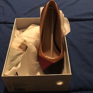 Black/multi color pumps